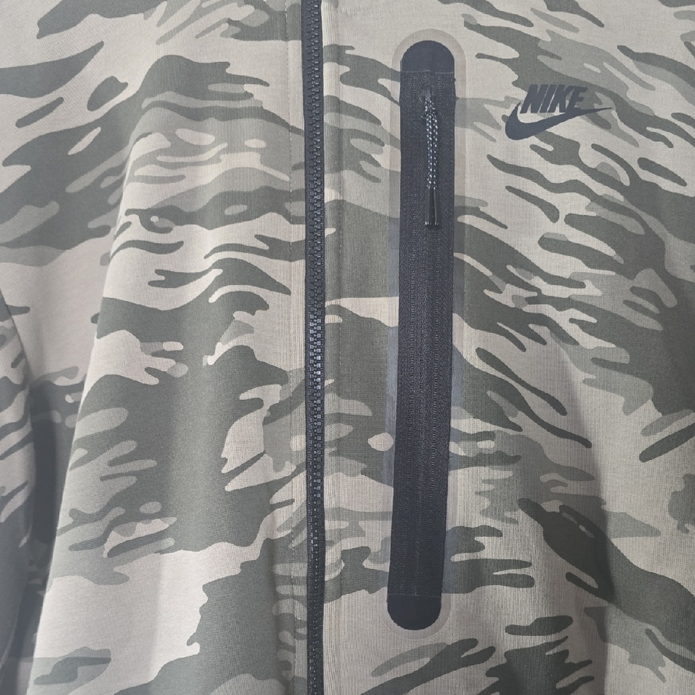 Nike Men's Green and Tan Camouflage Windbreaker - Picture 2 of 3